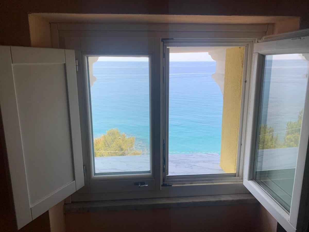 La Terrazza Nel Blu Lägenhet Imperia Exteriör bild