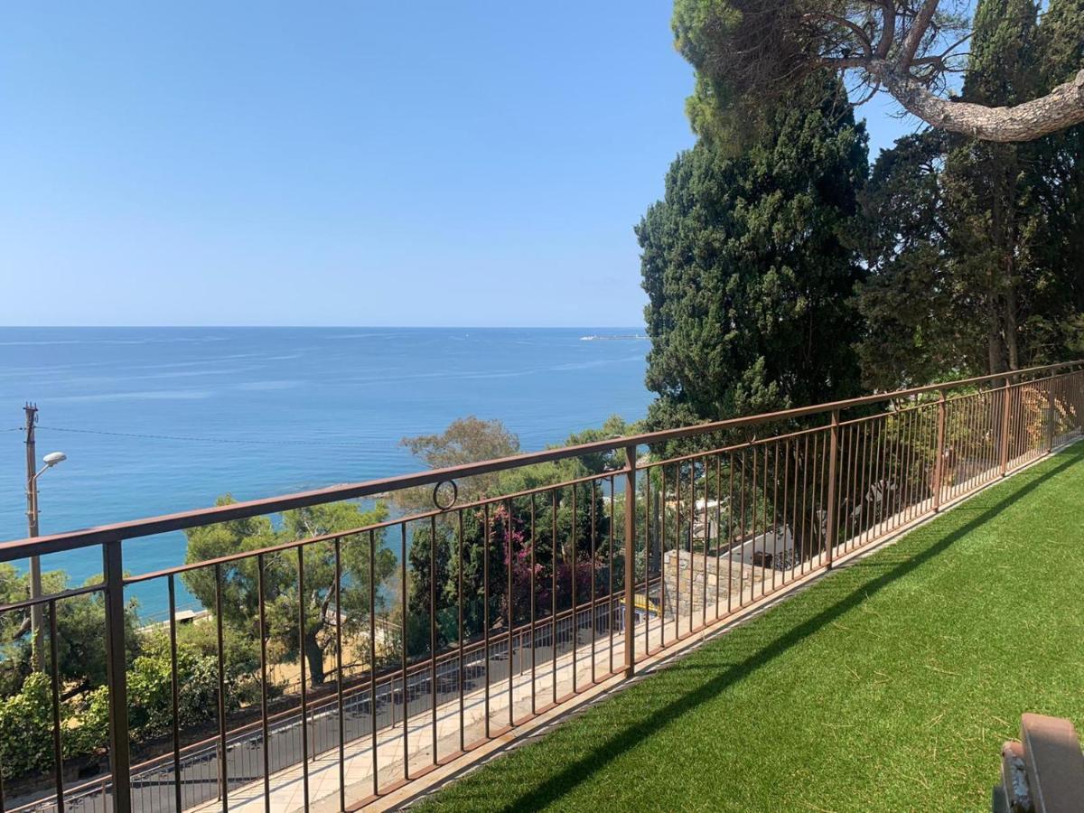 La Terrazza Nel Blu Lägenhet Imperia Exteriör bild